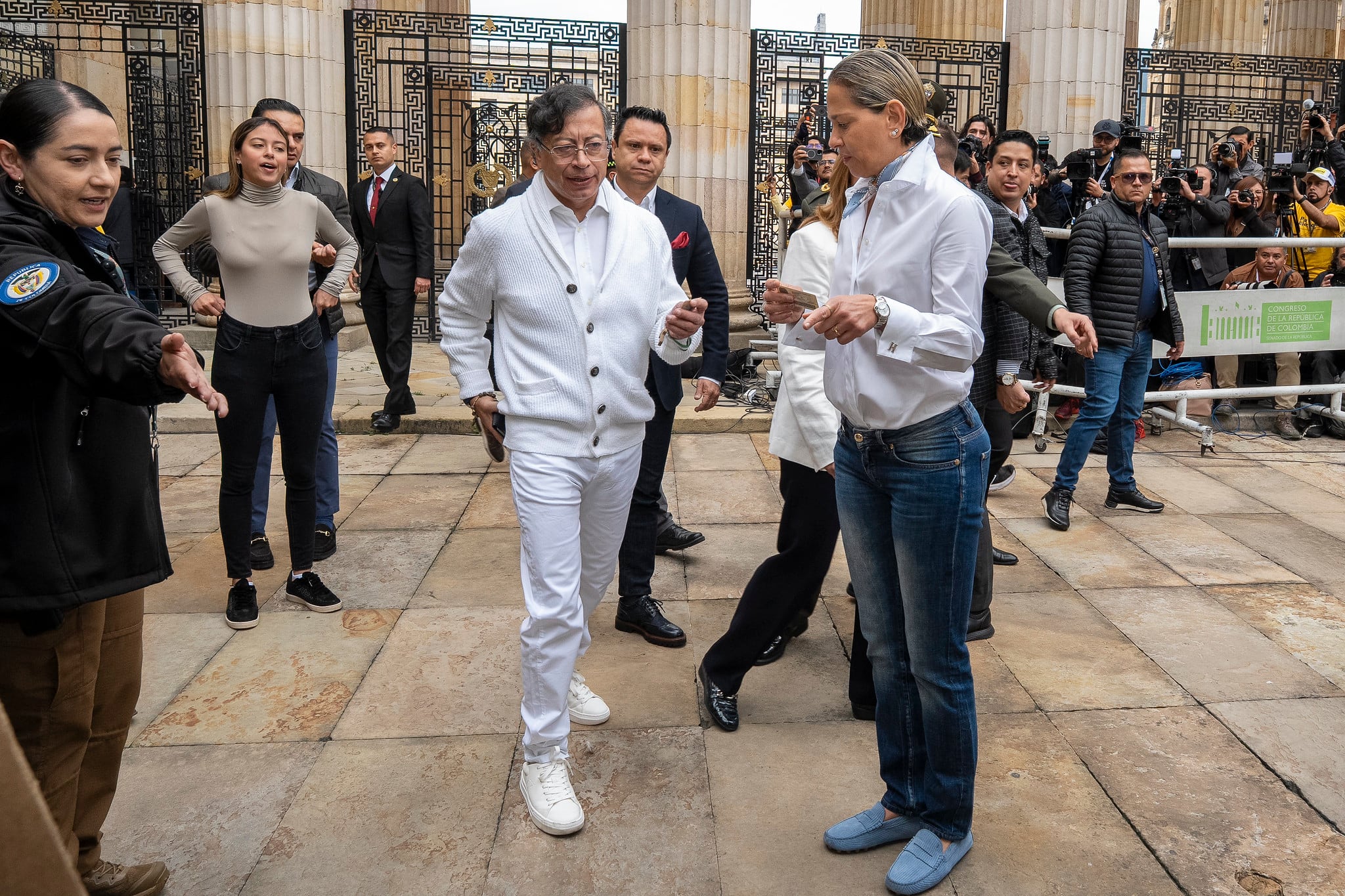Verónica Alcocer, en Bogotá, durante las elecciones del 8 de marzo de 2026. Aquí, acompañando al presidente, Gustavo Petro, a abrir la jornada electoral