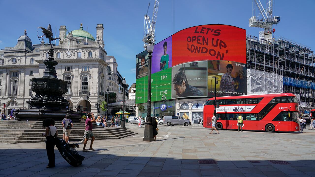 La gente camina en Piccadilly Circus, en Londres.