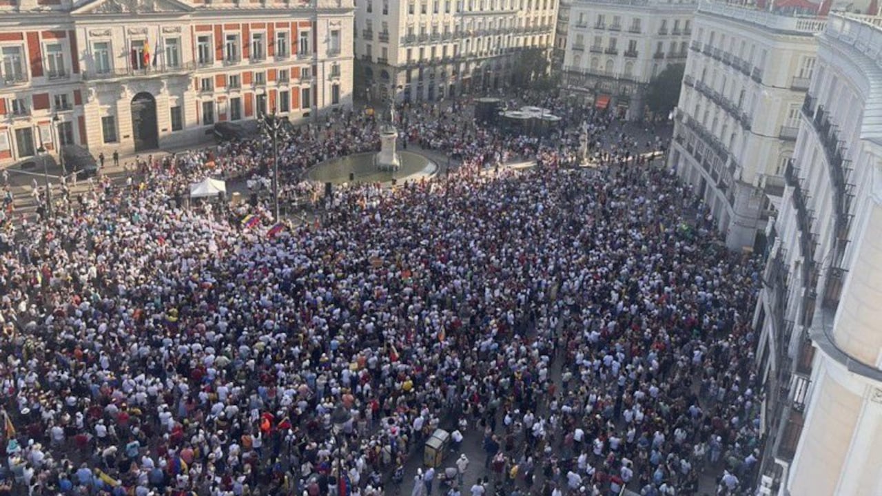 Así se desarrolló la manifestación de venezolanos en la Puerta del Sol, en Madrid (España)