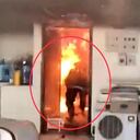 Los dos bomberos corrieron hacia las llamas para lograr sacar a la mujer que estaba entre el humo y el fuego.