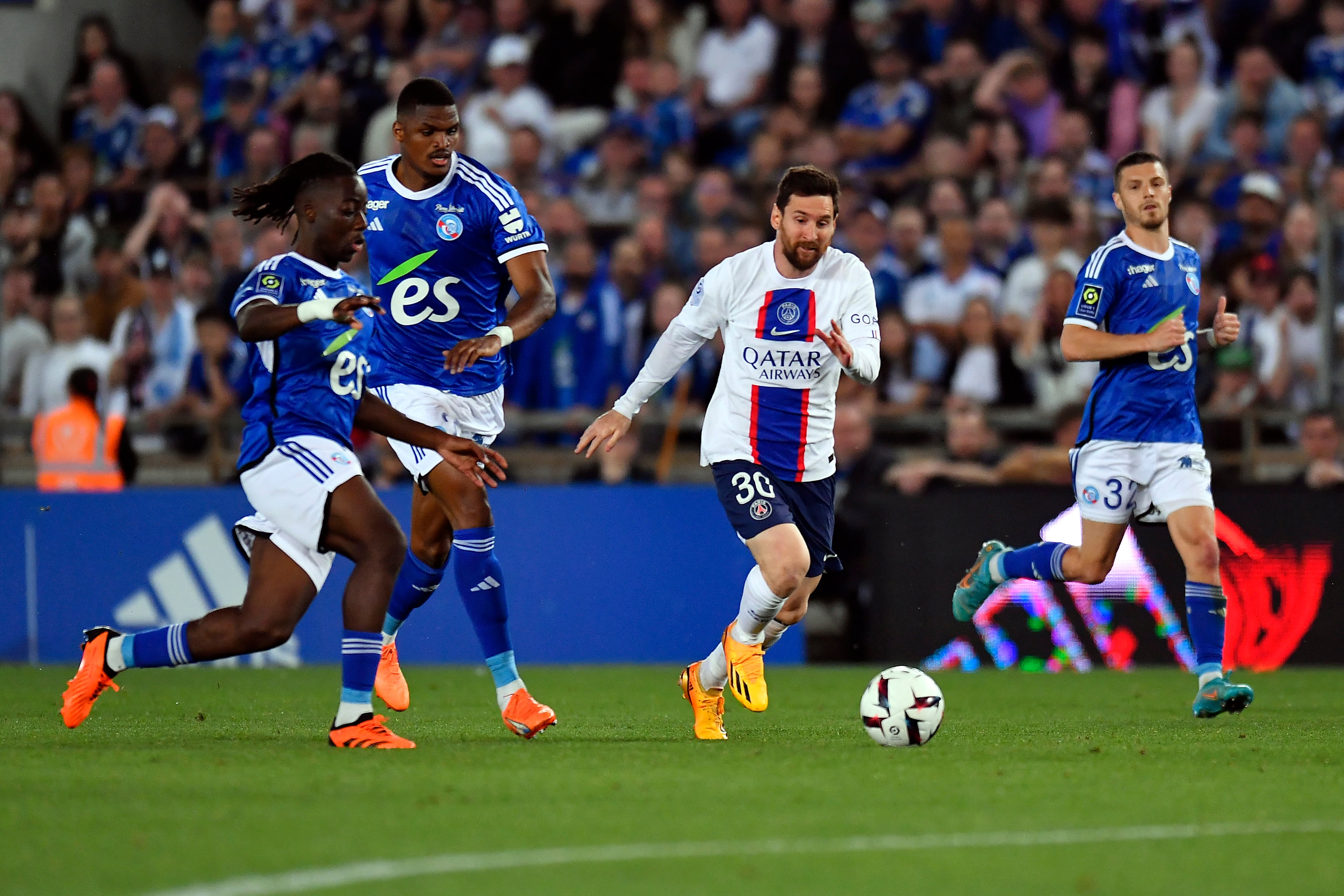 ESTRASBURGO, FRANCIA - 27 DE MAYO: Leo Messi de Paris Saint-Germain corre con el balón durante el partido de la Ligue 1 entre RC Strasbourg y Paris Saint-Germain en el Stade de la Meinau el 27 de mayo de 2023 en Estrasburgo, Francia. (Foto de Aurelien Meunier - PSG/PSG vía Getty Images)