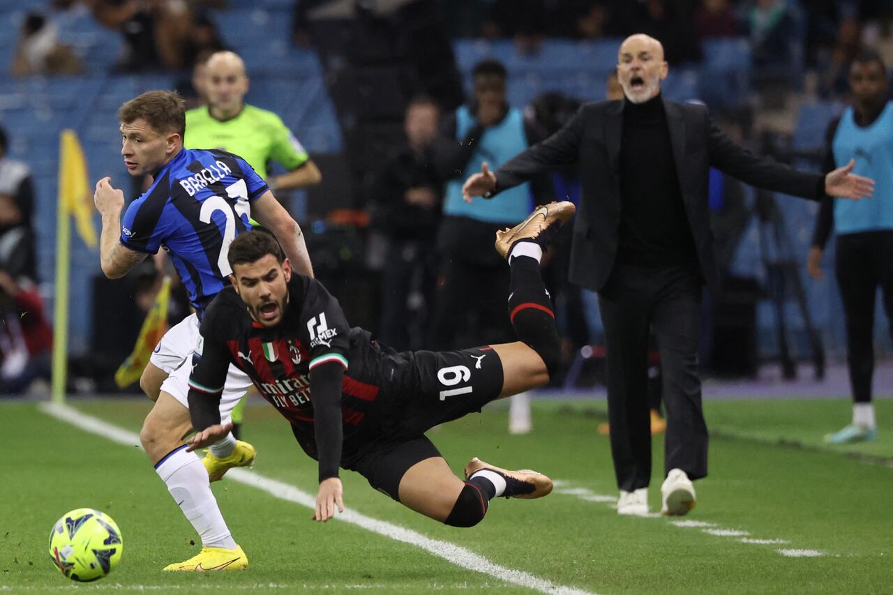 Stefano Pioli protesta una jugada en contra de su lateral, Theo Hernández.