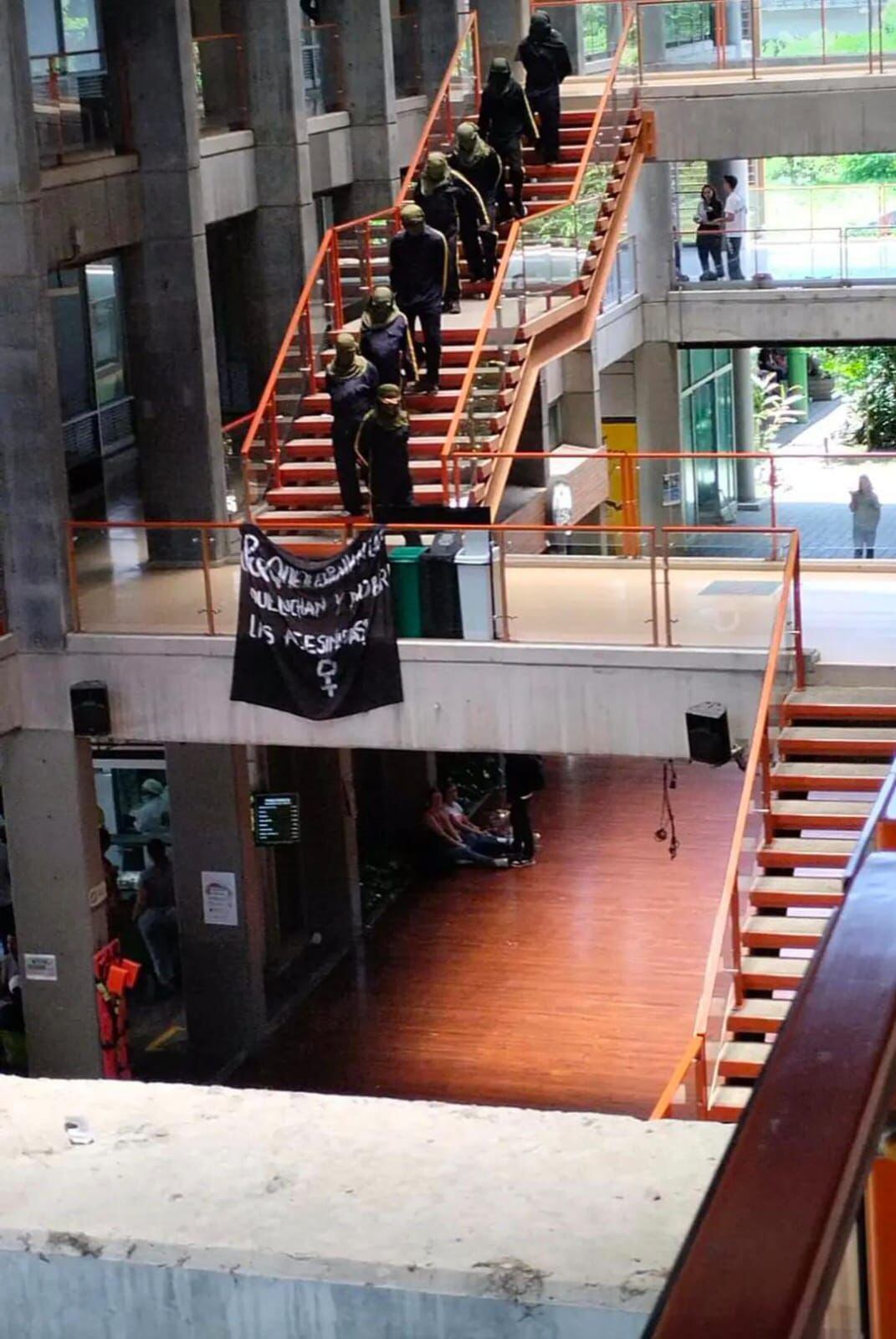 Encapuchados se tomaron la sede del Politécnico Jaime Isaza Cadavid, en Medellín.