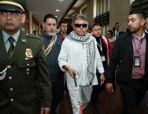 Zeuxis Pausias Hernández Solarte
alias Jesús Santrich se notifico en la Corte Suprema de Justicia, el alto tribunal que lo está investigando por concierto para delinquir y por narcotráfico. Allí, sus abogados manifestaron la disposición de su defendido a comparecer en el proceso que se le sigue
Bogota junio 11 2019
foto: Guillermo Torres Reina / Semana