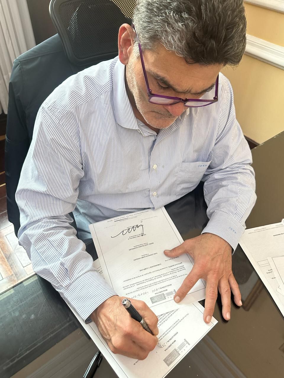 Gregorio Eljach firma la resolución.