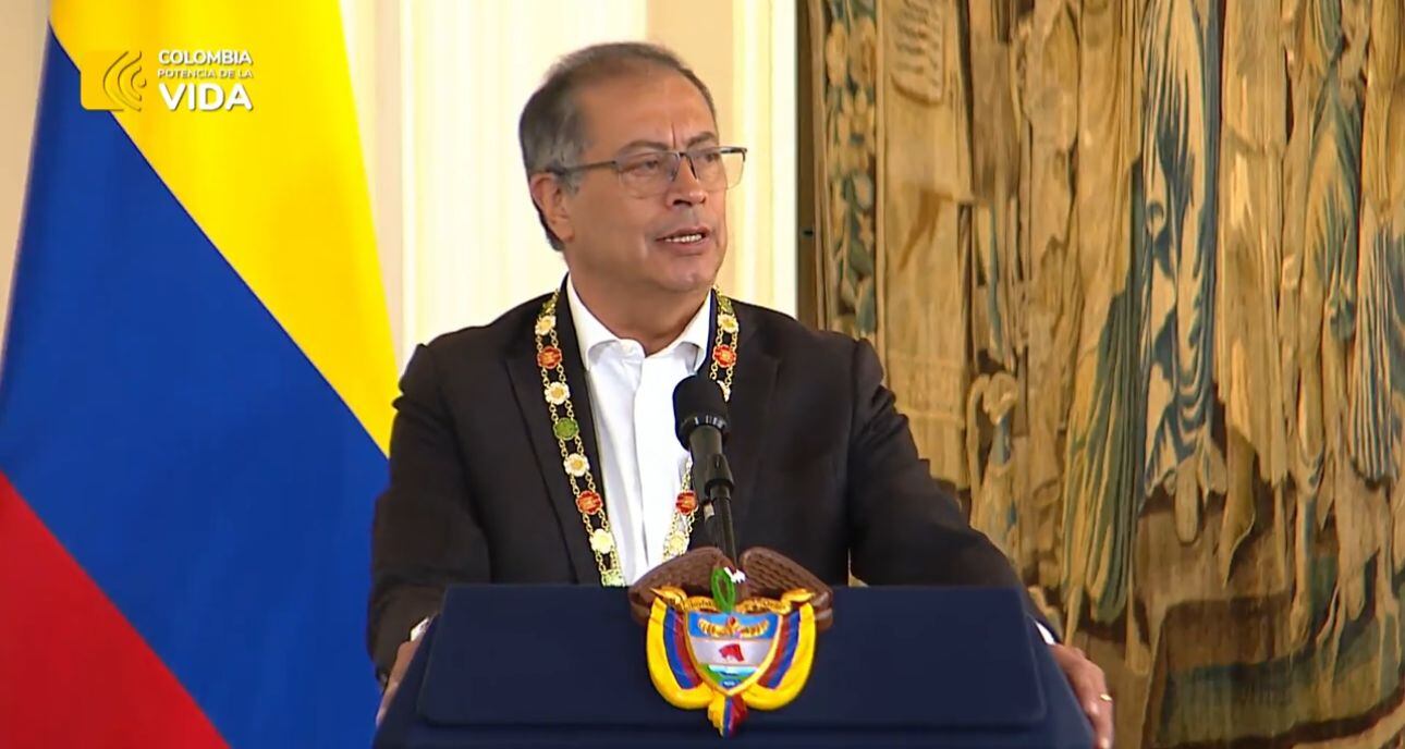 El presidente Gustavo Petro es condecorado por el Estado Palestino