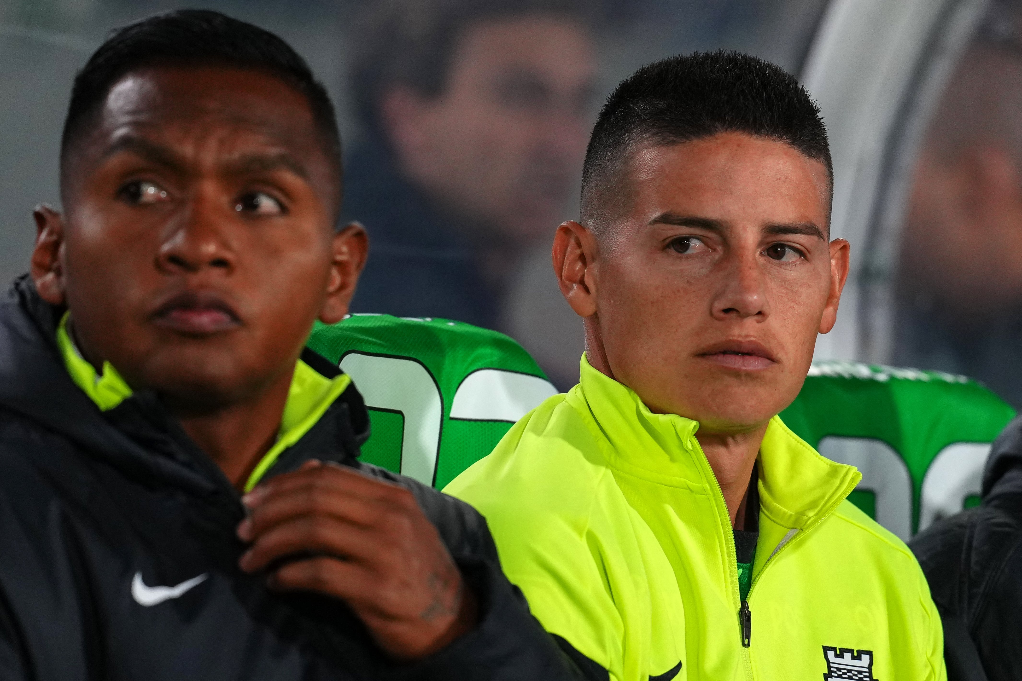 Alfredo Morelos y James Rodríguez: ambos salieron con golpes luego del partido vs. Internacional