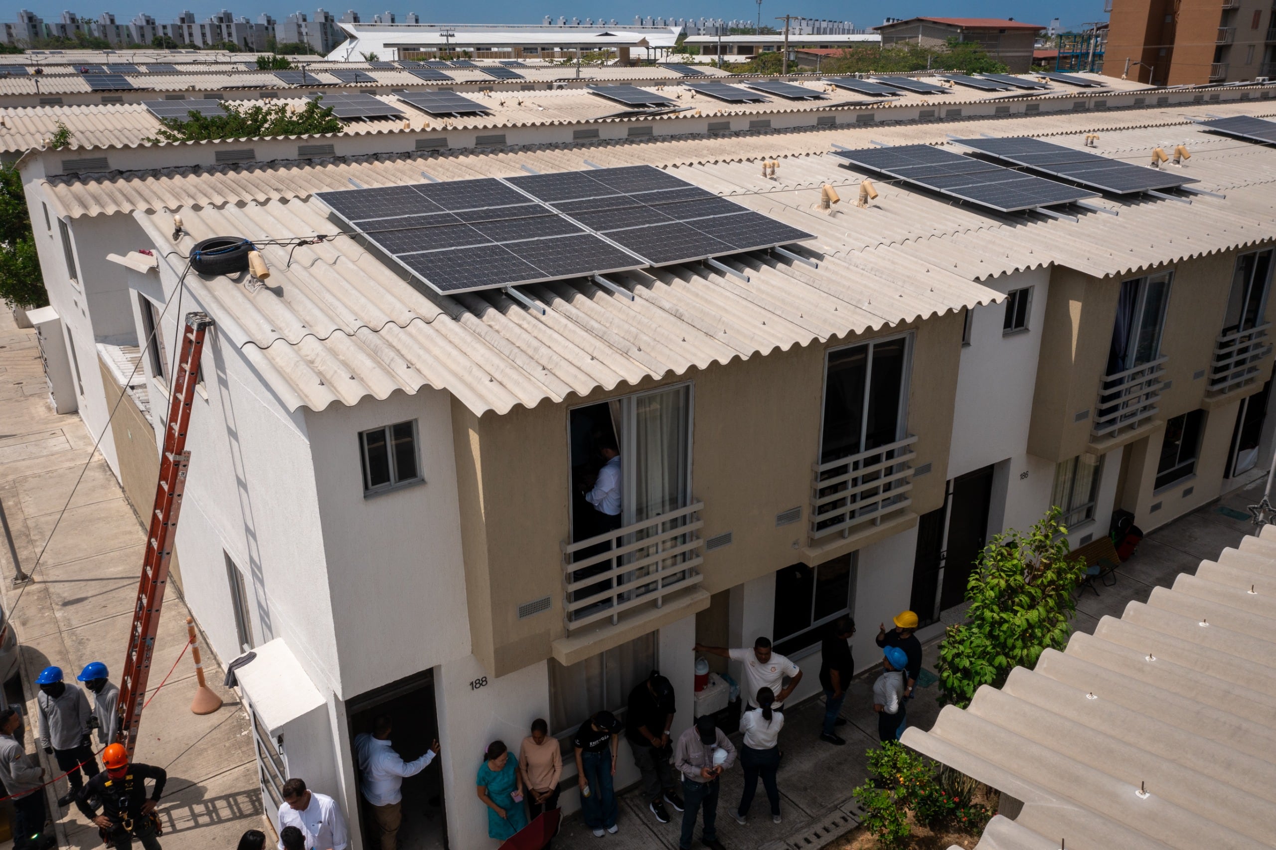 Viviendas con paneles solares en barrio vulnerable de Barranquilla.