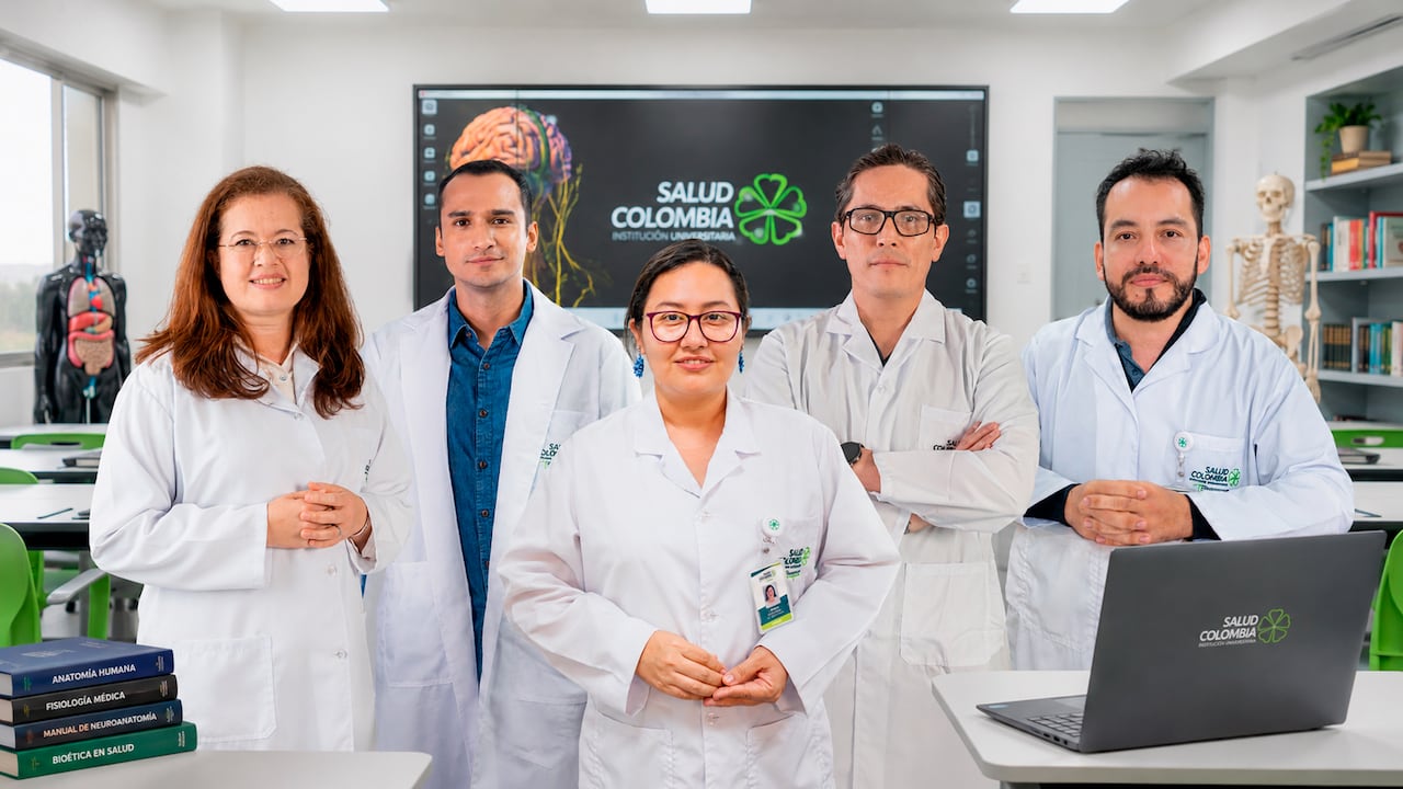 La formación hace parte del proceso académico de la Corporación Institución Universitaria Salud Colombia, donde estudiantes desarrollan habilidades técnicas en espacios destinados al aprendizaje práctico.