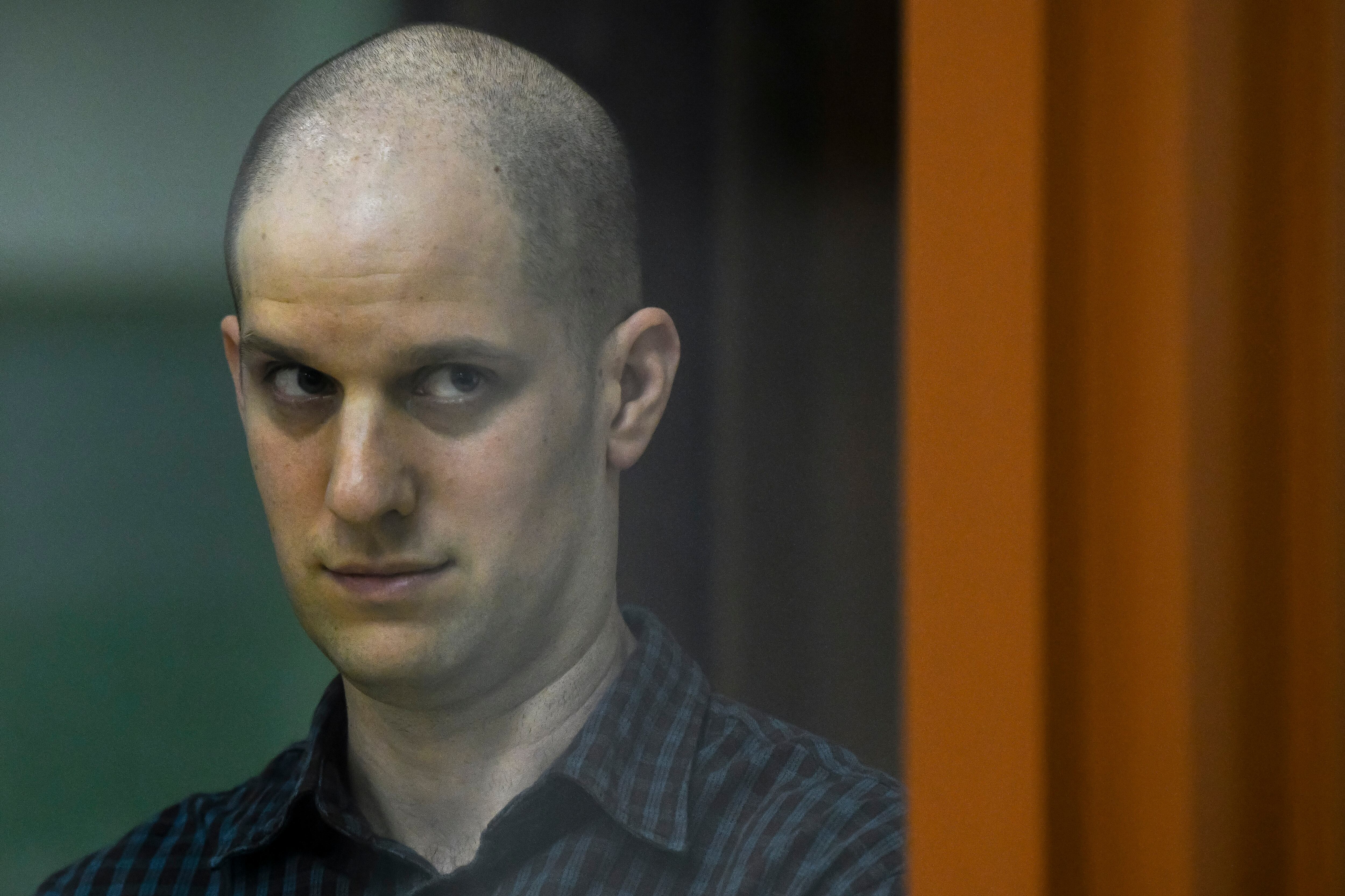 El periodista del Wall Street Journal Evan Gershkovich se ve pie en una celda de cristal en una corte de Ekaterimburgo, Rusia, el miércoles 26 de junio de 2024.Quince meses después de ser detenido en la ciudad de Ekaterimburgo por cargos de espionaje, Gershkovich regresaba para su juicio el miércoles 26 de junio de 2024, en un proceso a puerta cerrada. (AP Foto)