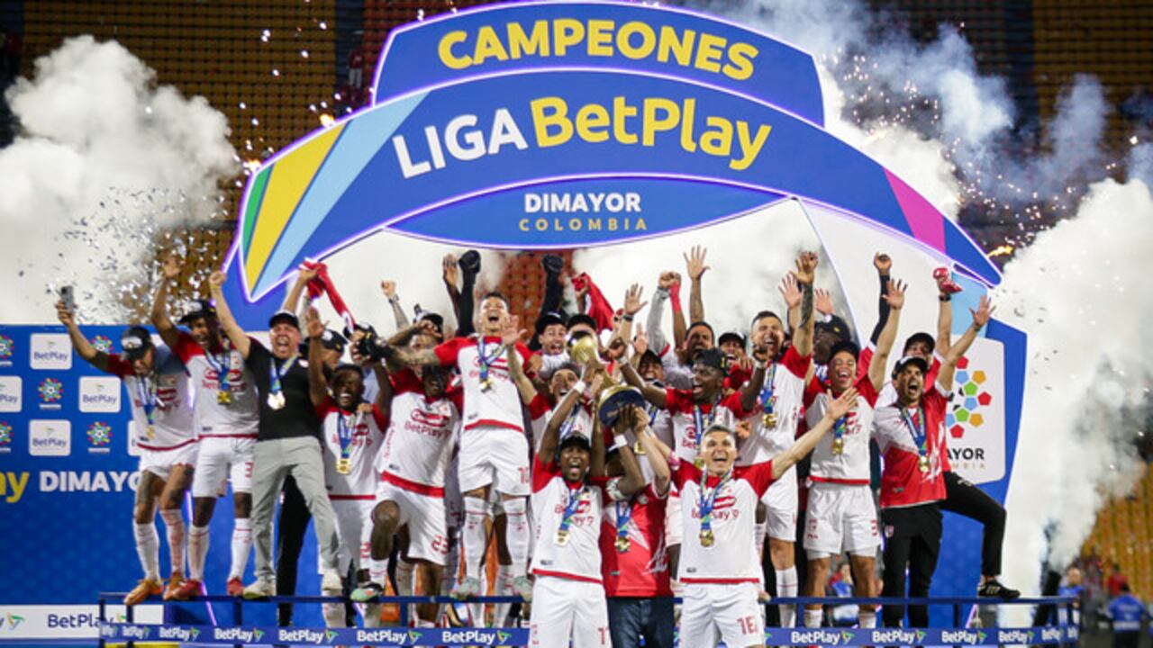 Independiente Santa Fe alzando el título de Liga Betplay del 2025-I