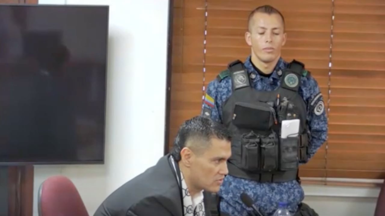 Momento de la declaración de Juan Guillermo Monsalve en el juicio contra Álvaro Uribe, en el Juzgado 44 Penal de Conocimiento de Bogotá.