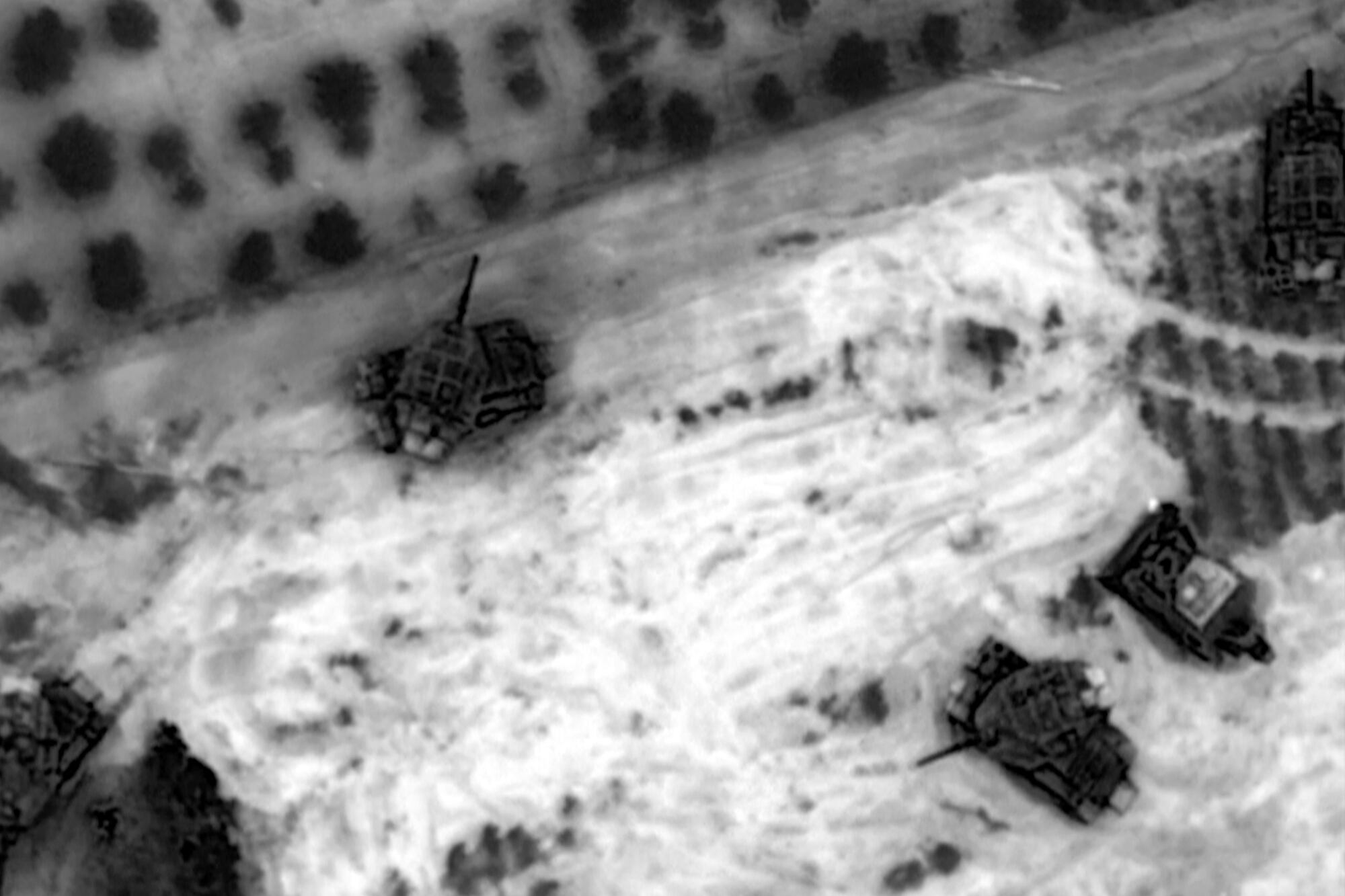 La agencia de salud de Naciones Unidas y otros grupos de ayuda dijeron el sábado que seguían sin poder comunicarse con sus equipos en la asediada Franja de Gaza durante los intensos bombardeos aéreos y terrestres israelíes.