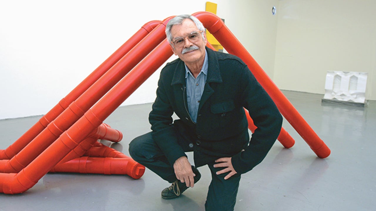 John Castles frente a su obra Pórtico (1972), hecha en tubería PVC.