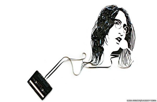 En la imagen, el retrato con cinta de cassette de John Lennon.