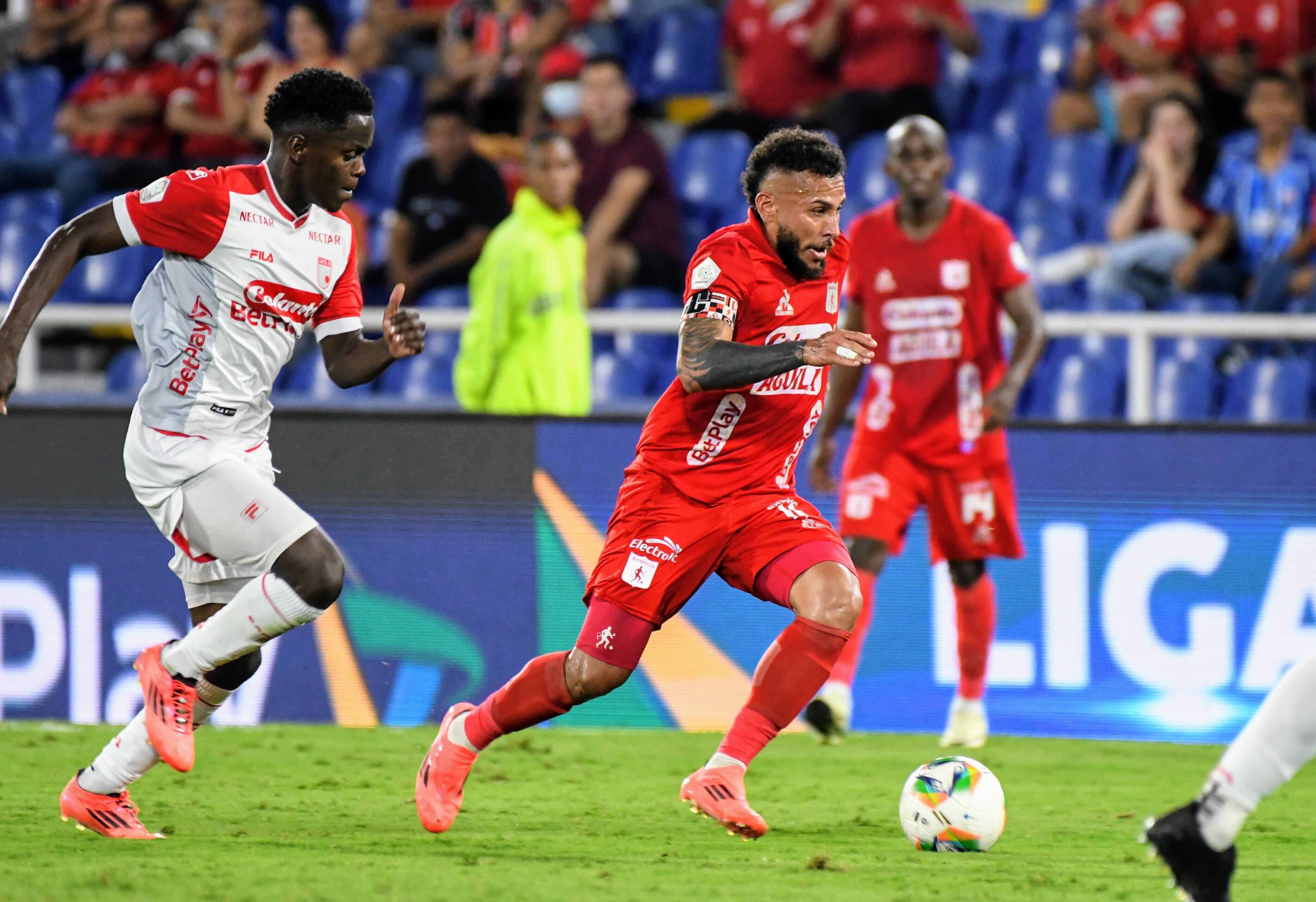 Duván Vergara lucha el esférico en el encuentro entre América vs Santa Fe.