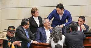 Entre almuerzos y reuniones, el Gobierno logró cambiar el rumbo de la reforma pensional. El ministro del interior, Luis Fernando Velasco, echó mano de toda su artillería para convencer a las bancadas políticas que antes le daban la espalda al proyecto.