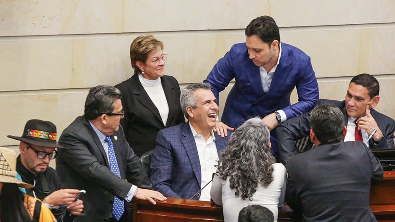 Entre almuerzos y reuniones, el Gobierno logró cambiar el rumbo de la reforma pensional. El ministro del interior, Luis Fernando Velasco, echó mano de toda su artillería para convencer a las bancadas políticas que antes le daban la espalda al proyecto.