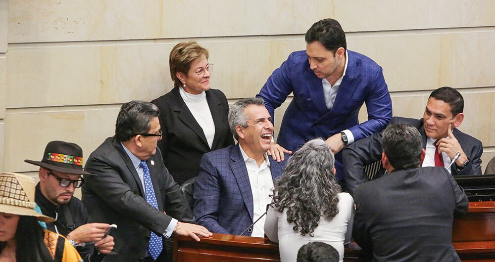   Entre almuerzos y reuniones, el Gobierno logró cambiar el rumbo de la reforma pensional. El ministro del interior, Luis Fernando Velasco, echó mano de toda su artillería para convencer a las bancadas políticas que antes le daban la espalda al proyecto.