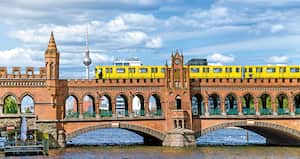 El puente de Oberbaum sobre el río Spree. Al fondo, la Torre de Telecomunicaciones, inaugurada en 1969. Es la cuarta más alta de su tipo en Europa.
