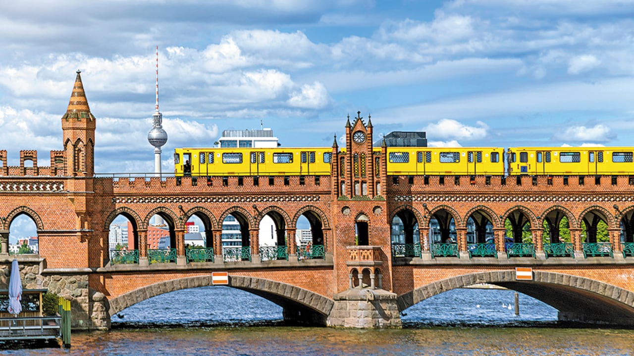 El puente de Oberbaum sobre el río Spree. Al fondo, la Torre de Telecomunicaciones, inaugurada en 1969. Es la cuarta más alta de su tipo en Europa.
