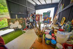 Eco Meeting, es un lugar que hace parte de la Red de turismo de naturaleza, proyecto que ayuda a emprendedores del sector de Villa Carmelo, en los Farallones de Cali, a ofrecer paquetes turísticos para personas amantes de la naturaleza.