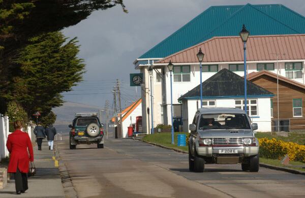 El 54 por ciento de los pobladores actuales nacieron en las islas. Un 25 por ciento son de origen británico.
