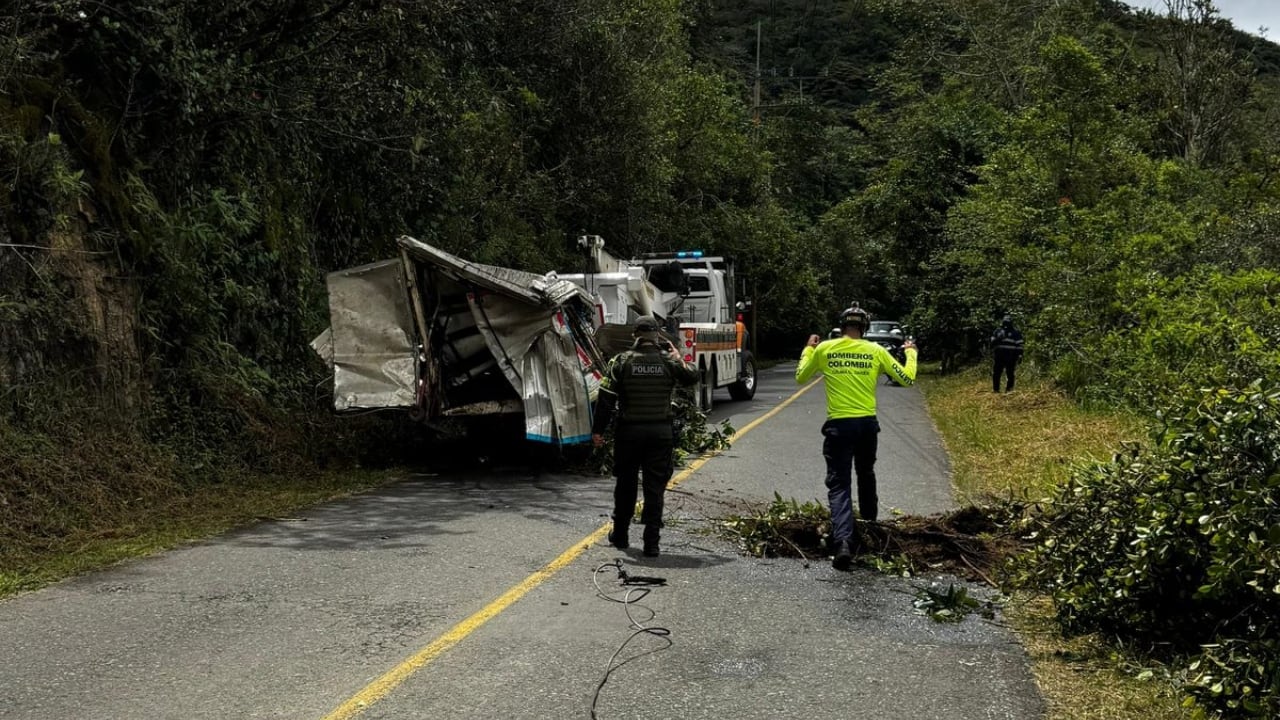 Las autoridades realizaron el respectivo procedimiento para extraer el vehículo y el cuerpo.