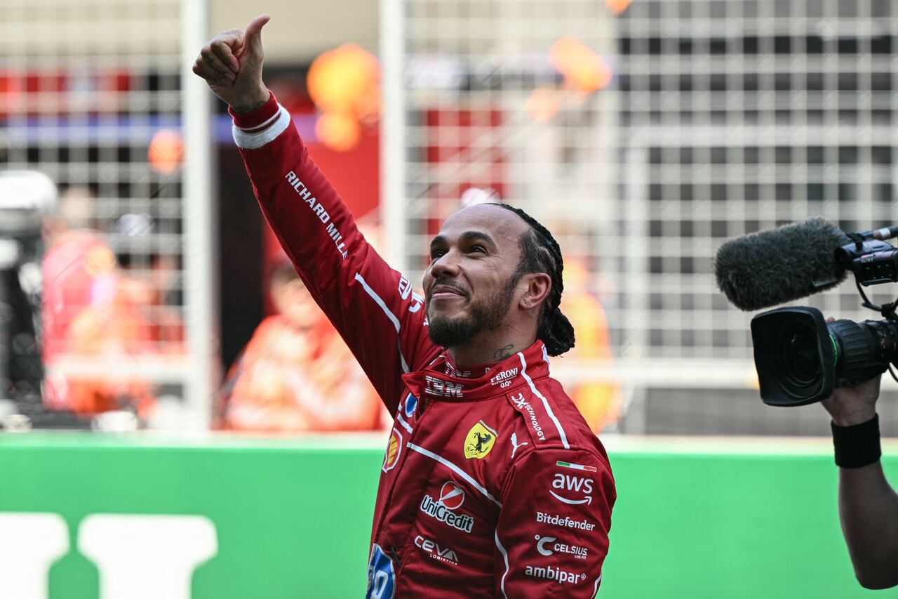 El piloto británico de Ferrari, Lewis Hamilton, levanta el pulgar mientras celebra su victoria en la carrera sprint del Gran Premio de China de Fórmula Uno en el Circuito Internacional de Shanghái, el 22 de marzo de 2025. (Foto de Greg Baker / AFP)