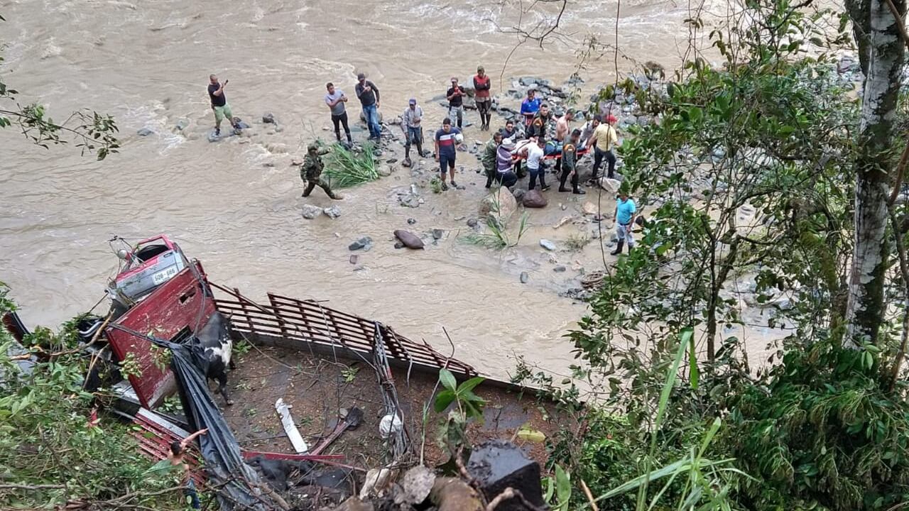 En imágenes suministradas por la Policía del Tolima se puede observar el momento en el que los carabineros y algunos civiles que se encontraban en el lugar ayudan a socorrer a los heridos.