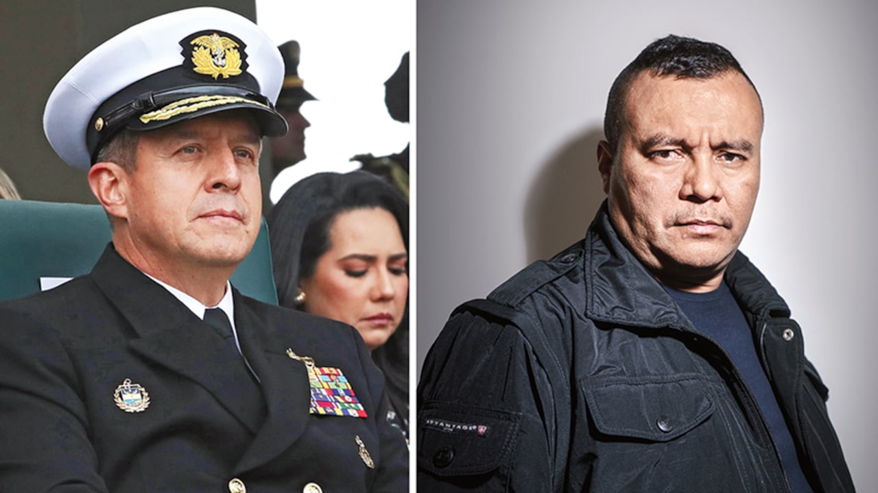 El almirante Francisco Cubides, comandante de las Fuerzas Militares (izq.), aseguró que las disidencias de las Farc de alias Calarcá (der.) se deben concentrar en zonas específicas, tras acordarse así en la nueva renovación del cese al fuego que ordenó el Gobierno nacional.