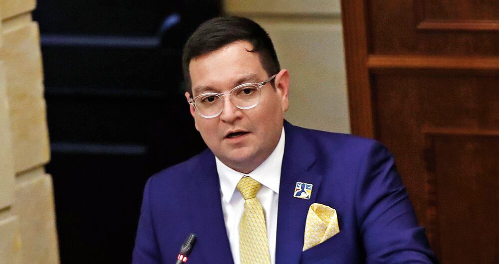   Óscar L. Villamizar. Hijo de Alirio Villamizar, condenado por concusión.