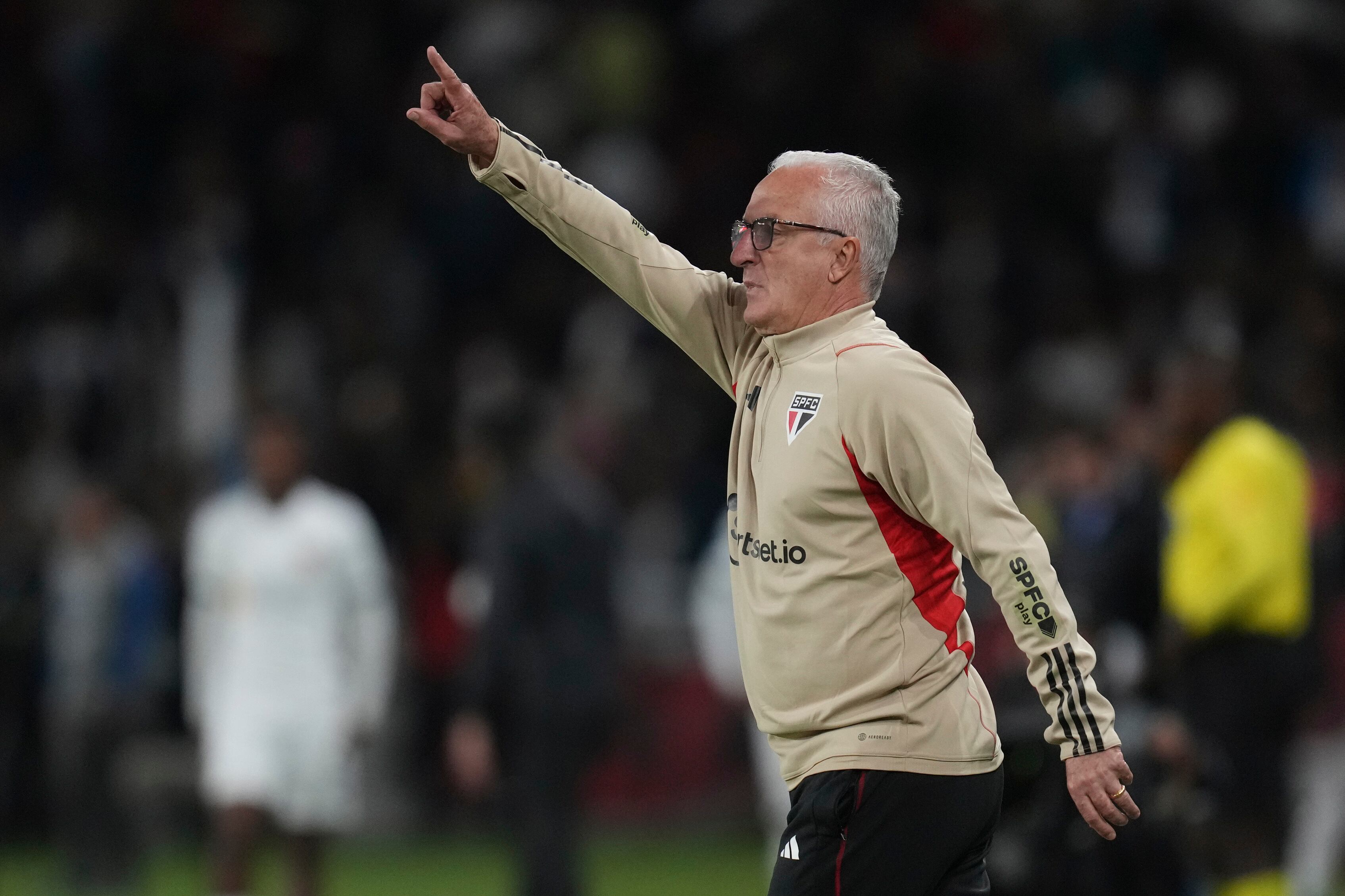 Coach Dorival Junior of Brazil's Sao Paulo gives instructions to his players during a Copa Sudamericana quarterfinal, first leg soccer match against Ecuador's Liga Deportiva Universitaria at Rodrigo Paz Delgado stadium in Quito, Ecuador, Thursday, Aug. 24, 2023. (AP Photo/Dolores Ochoa)