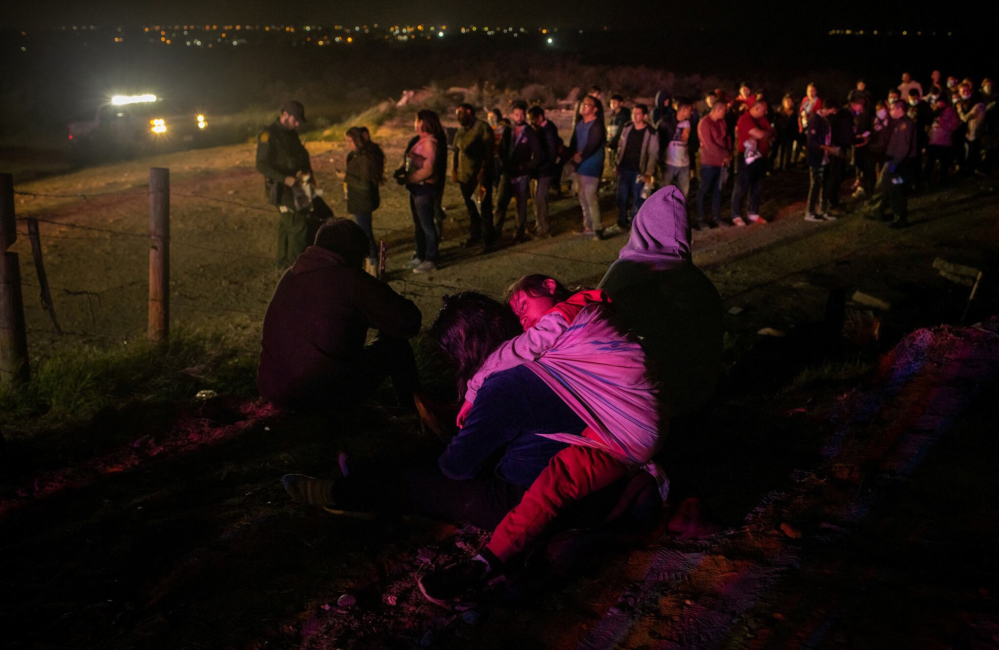 Migrantes cruzan Río Grande hacia EE.UU.