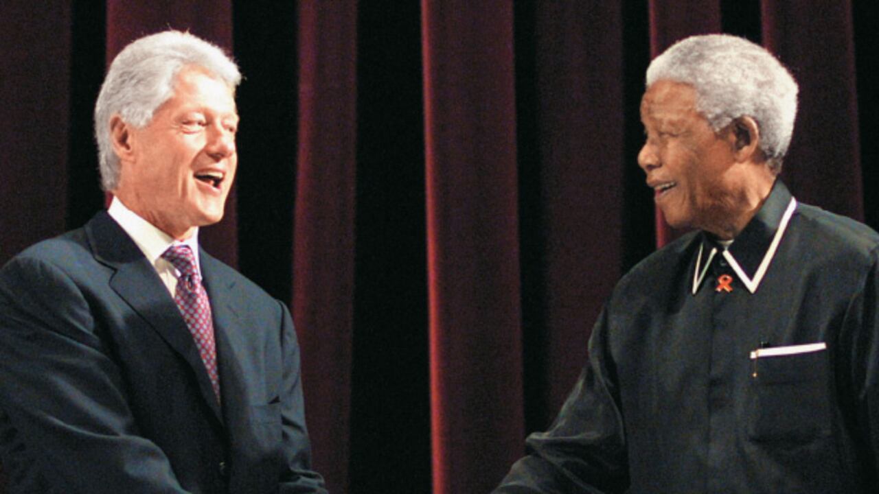 Nelson Mandela sirvió de inspiración a muchos líderes mundiales, que buscaron su compañía y consejo. En la foto, con el presidente norteamericano Bill Clinton.