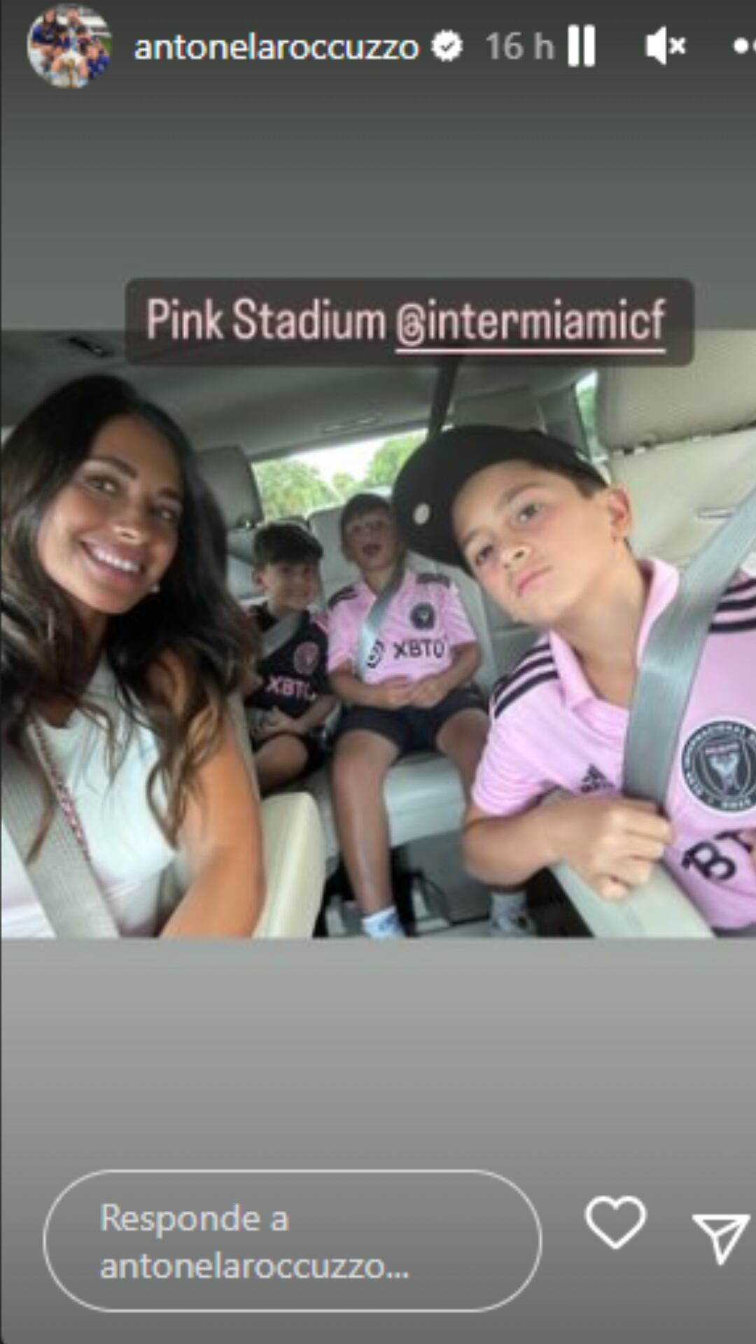 Antonella Roccuzzo y sus tres hijos vestidos con la camiseta del Inter de Miami.