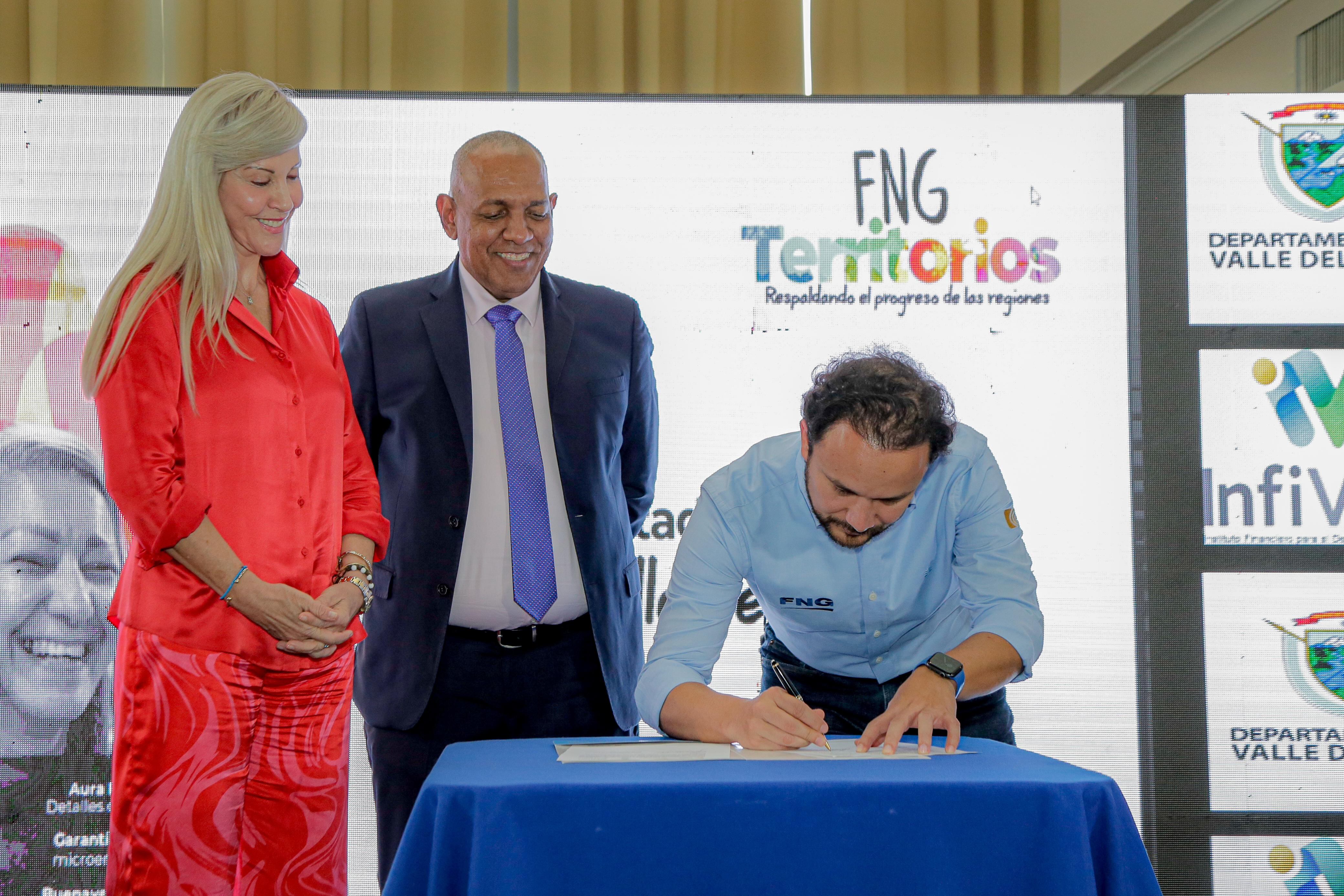 Dilian Francisca Toro, gobernadora del Valle, firmando el Memorando de Entendimiento