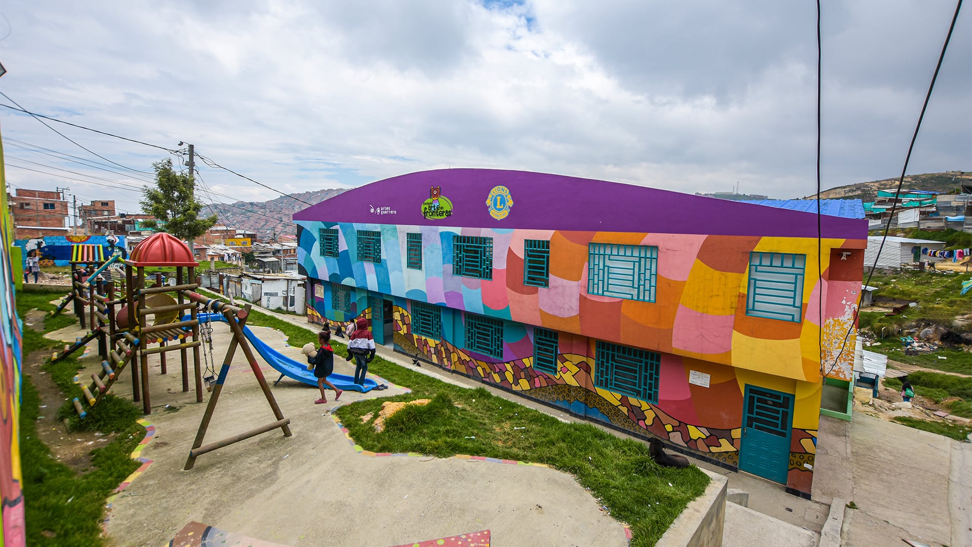 Al centro cultural ‘Arte y Juventud por la Paz’ llegan cada fin de semana unos 15 niños y adolescentes del sector para pasar el día en un mundo alejado de las dificultades cotidianas.