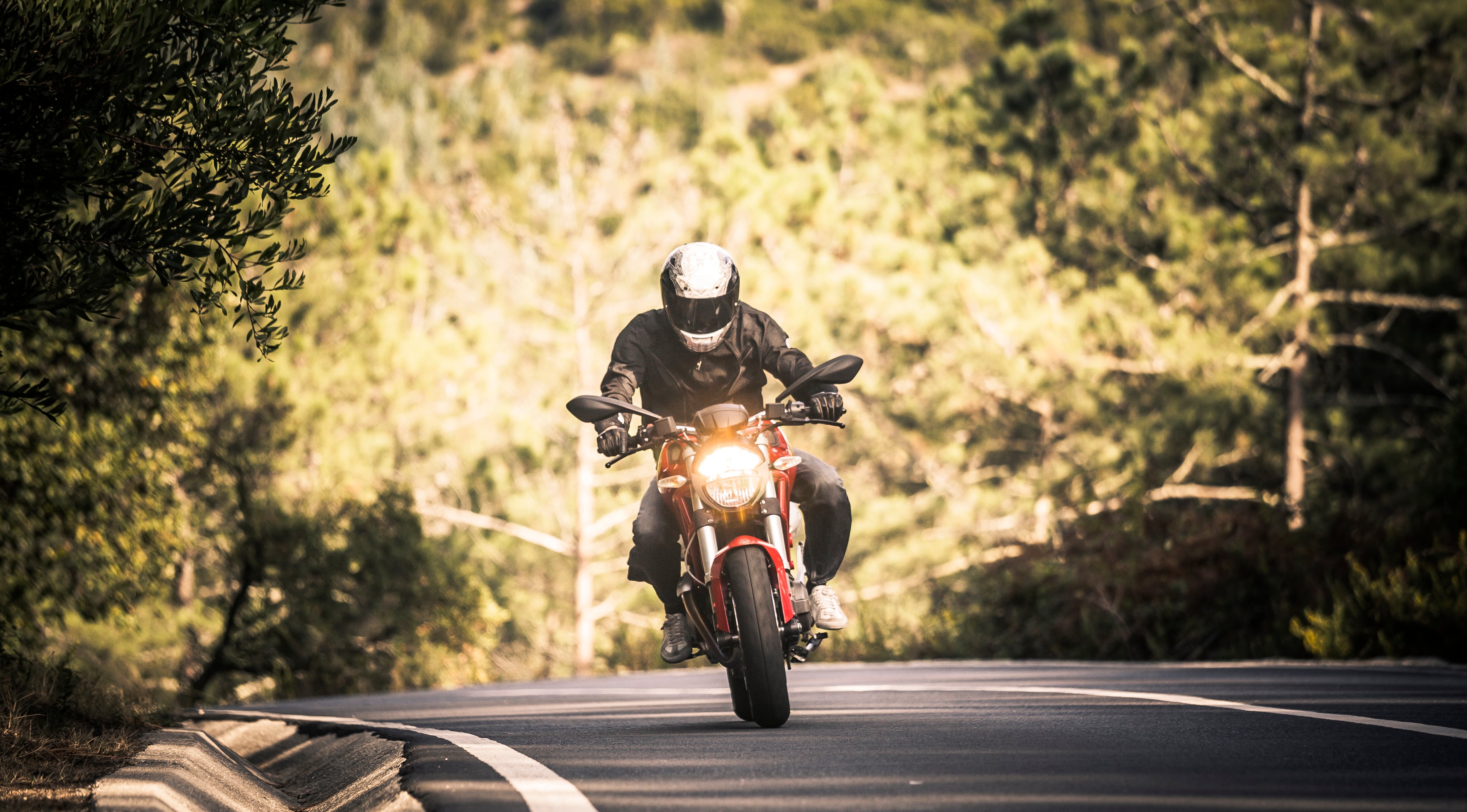 La electrónica permite controlar diferentes parámetros de funcionamiento y optimizar la entrega de potencia en motocicletas modernas.