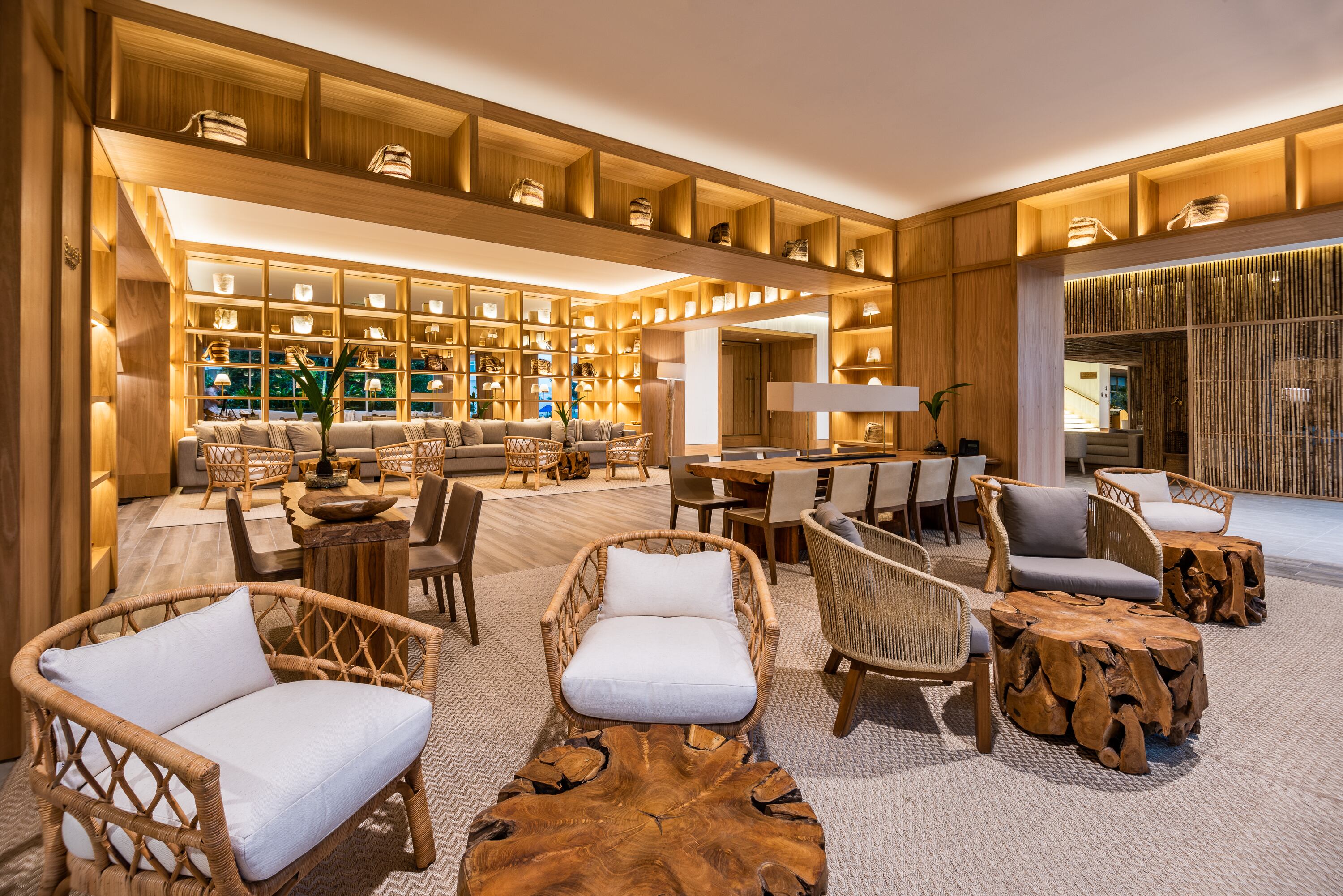El lobby de este hotel está cuidadosamente decorado con mobiliario que recuerda la cultura ancestral de los indígenas que habitan la Sierra Nevada de Santa Marta.