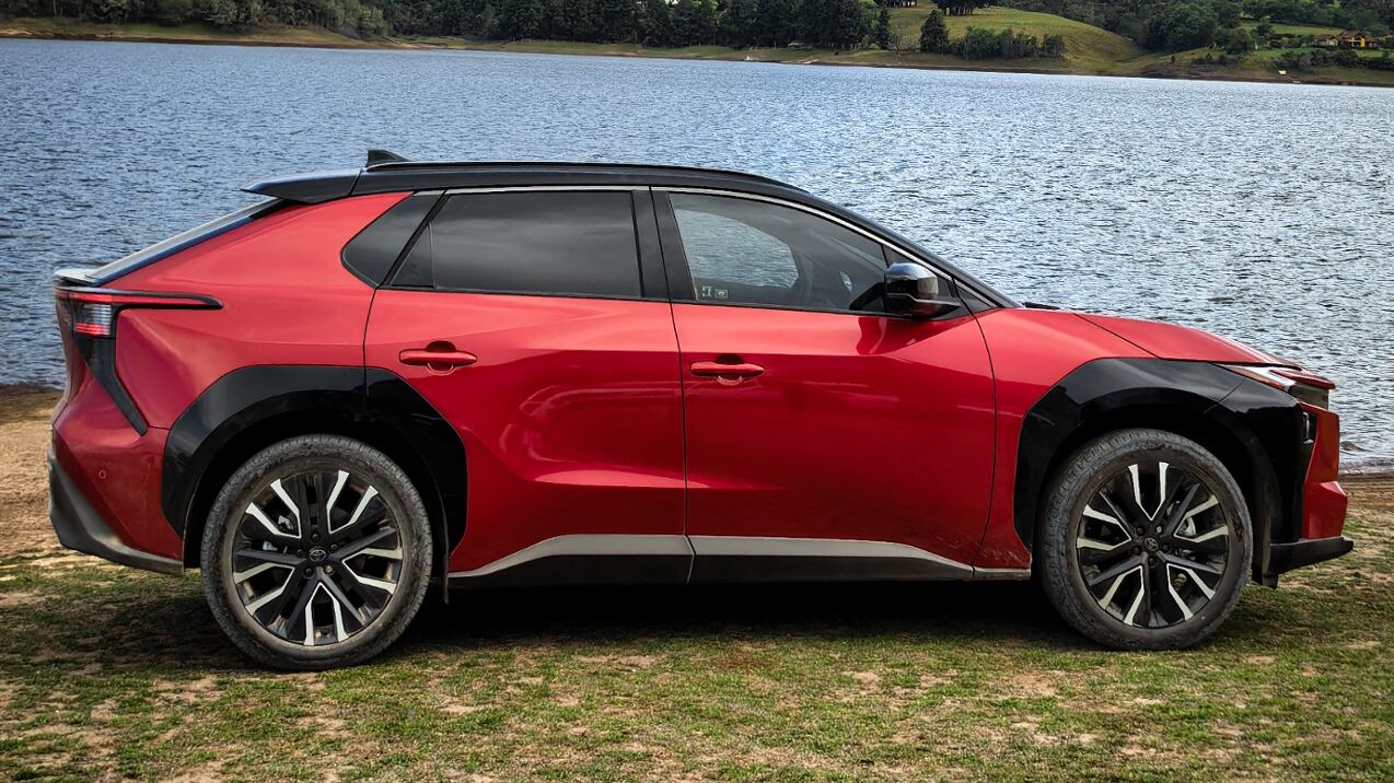 El Toyota BZ4X es el primer vehículo eléctrico de la marca en Colombia