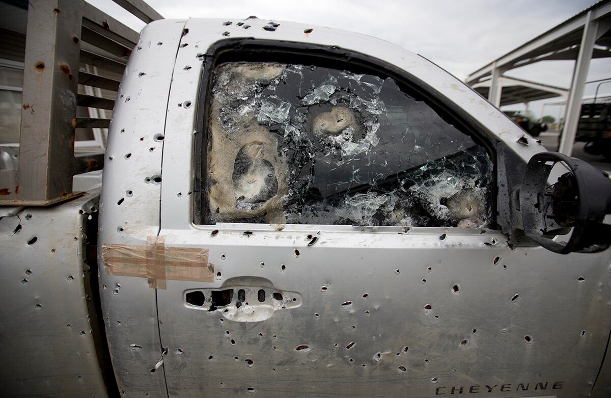 Una camioneta blindada permanece confiscada en una base militar en Tamaulipas, México. Las autoridades se apoderan de estos vehículos, que los carteles dejan abandonados luego de enfrentamientos armados, para que sus partes no puedan ser reutilizadas. (AP)