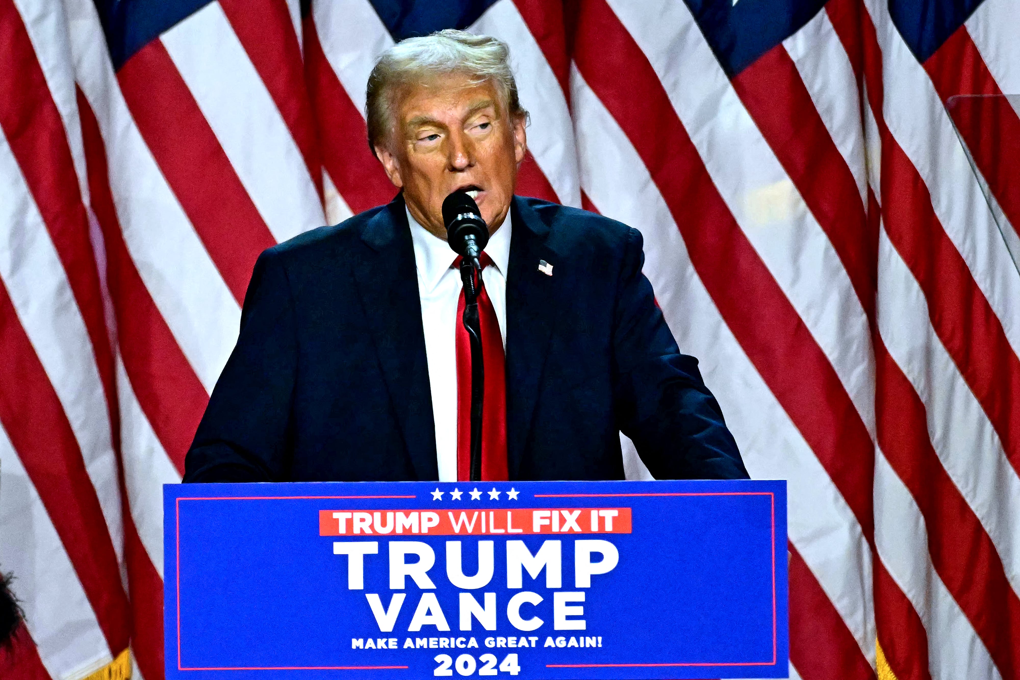 El expresidente republicano Donald Trump se acercó a un nuevo mandato en la Casa Blanca el 6 de noviembre de 2024, solo necesitando un puñado de votos electorales para derrotar a la vicepresidenta demócrata Kamala Harris. (Foto de Jim WATSON / AFP)