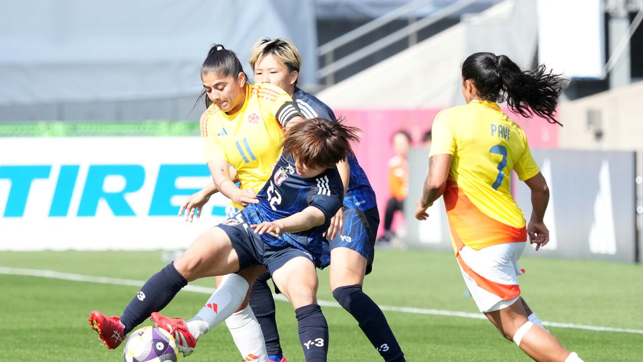 OSAKA, JAPAN - APRIL 06: Rio Sasaki #22 of Japan controls the ball against Catalina Usme #11 of Colombia during the international friendly match between Japan and Colombia at Yodoko Sakura Stadium on April 06, 2025 in Osaka, Japan. (Photo by Koji Watanabe/Getty Images)