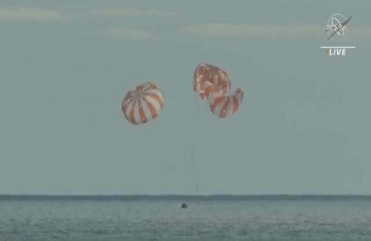 Cápsula Orion de NASA cae en aguas del Pacífico tras establecer récord para un viaje espacial.