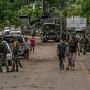 Soldados del Ejército mexicano varados mientras esperan que el cuerpo de ingenieros arregle un puente caído después del huracán Otis cerca de Xaltianguis, estado de Guerrero, México, el jueves 26 de octubre de 2023. Fotógrafo: Alejandro Cegarra/Bloomberg vía Getty Images