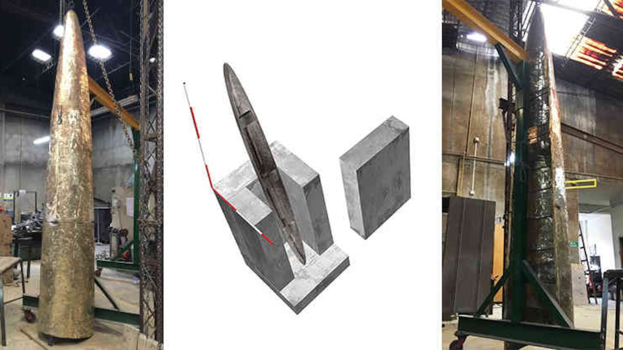 En el centro, el modelo digital de la escultura que el artista colombo-chileno construyó con el metal de las armas entregadas por las Farc. A los costados, dos segmentos terminados de la escultura en el taller.