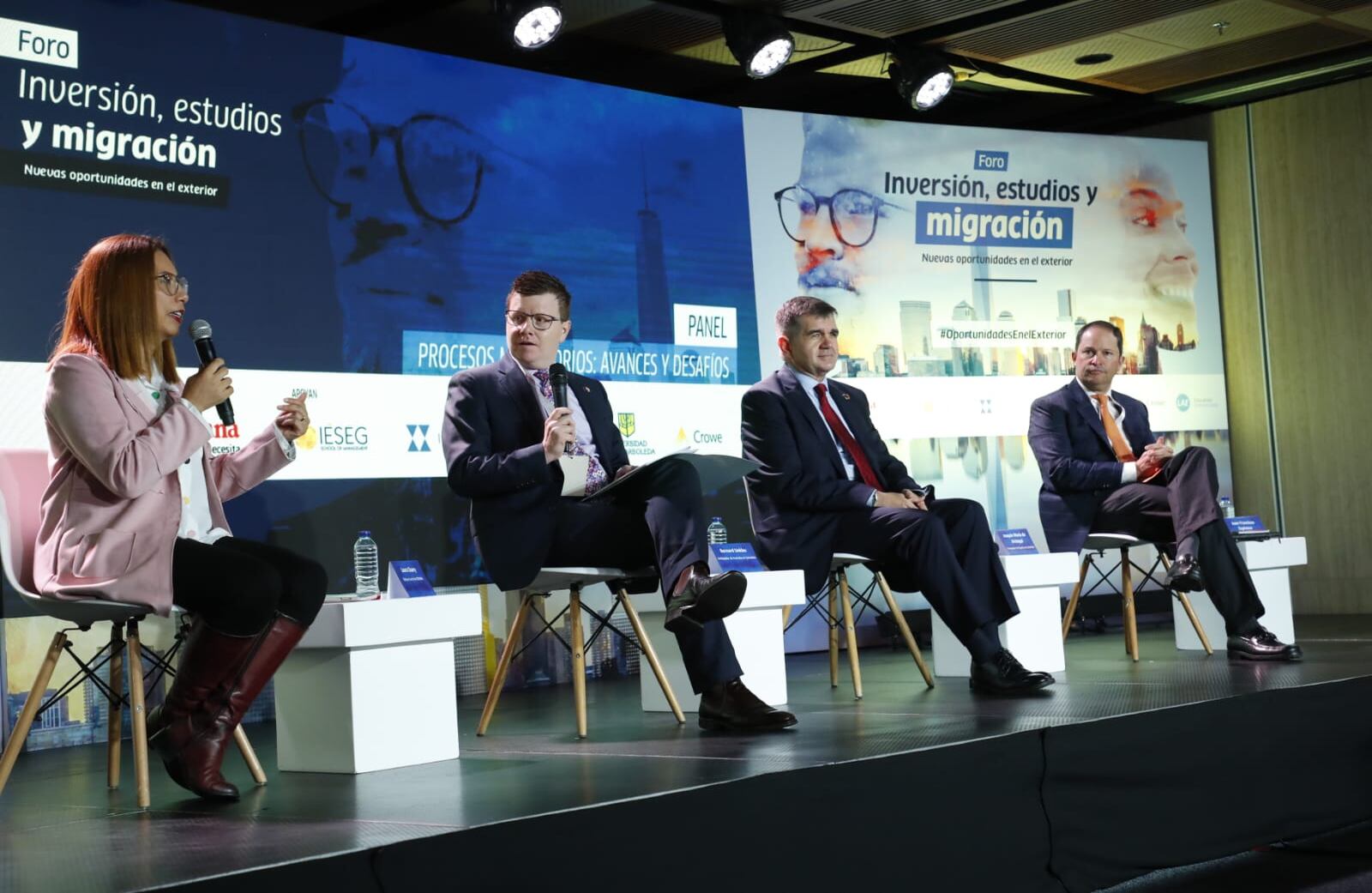 Laura Charry, editora central de SEMANA; Bernard Unkles, embajador de Australia en Colombia; Joaquín María de Arístegui, embajador de España en Colombia; y Juan Francisco Espinosa, exdirector de Migración Colombia.
