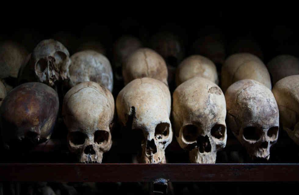 El genocidio se prolongó 100 días, entre abril y junio de 1994, fue una de las peores masacres de la historia ocurridas en el continente africano, 800.000 Tutsis murieron, cerca del 11% de la población total de Ruanda, oriente de África. Fotografías como esta se conservan como parte de la memoria colectiva del país, que ha hecho lo posible por lograr su reconciliación. El mandatario actual Paul Kagame, es miembro de la etnia tutsi. Foto: AFP