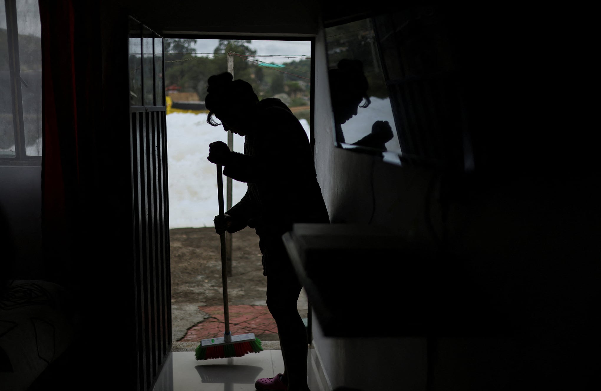 Residentes huyen de la espuma del río Balsillas
